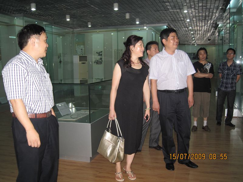 1454467661846553.jpg 王玉華在蘇華的陪同下參觀德陽現代美術館.JPG